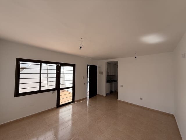 2 makuuhuone Huoneisto myytävänä paikassa Corralejo, La Oliva mukana uima-altaan 
autotalli - 169 000 € (Ref: 8845244)