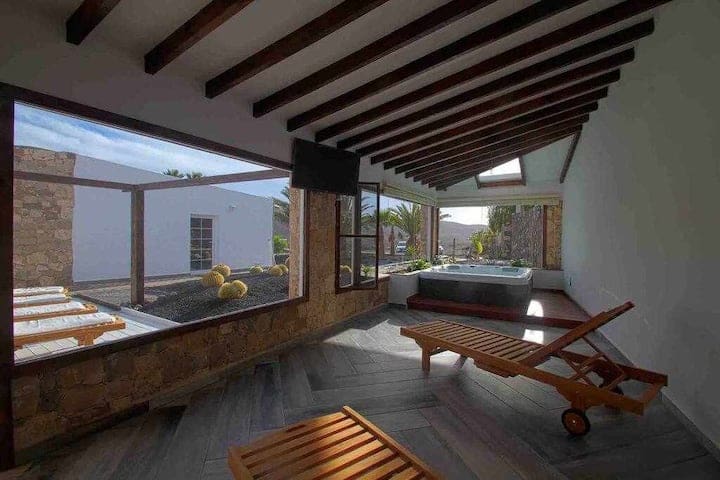 9 soveværelse Finca/Landehus til salg i La Pared med garage - € 1.500.000 (Ref: 8899656)