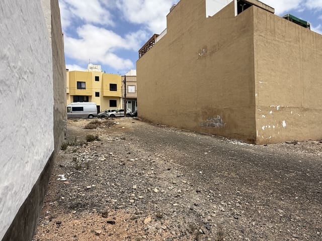 Rakentamaton maa myytävänä paikassa Puerto del Rosario - 195 000 € (Ref: 9113472)