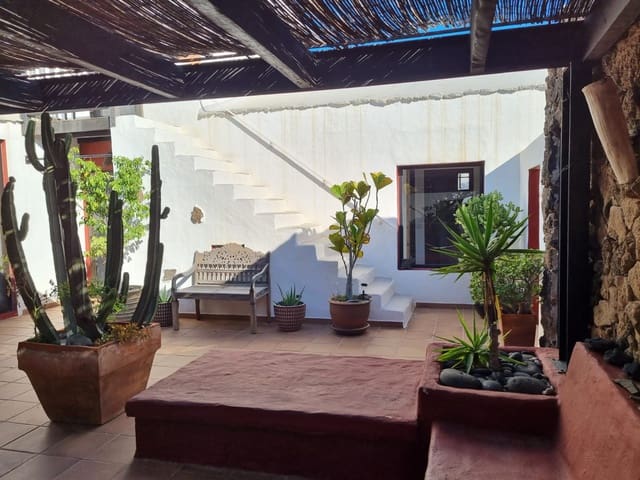 5 soverom Villa til salgs i Lajares, La Oliva med svømmebasseng garasje - € 680 000 (Ref: 9123820)