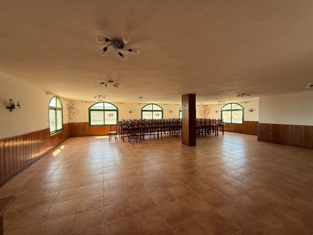 Commercial for sale in Pájara with garage - € 265,000 (Ref: 9293506)