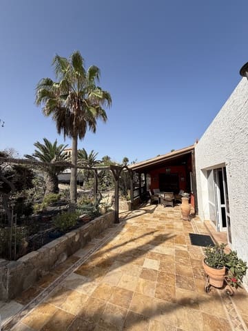 2 soveværelse Villa til salg i Corralejo, La Oliva med garage - € 680.000 (Ref: 9298734)