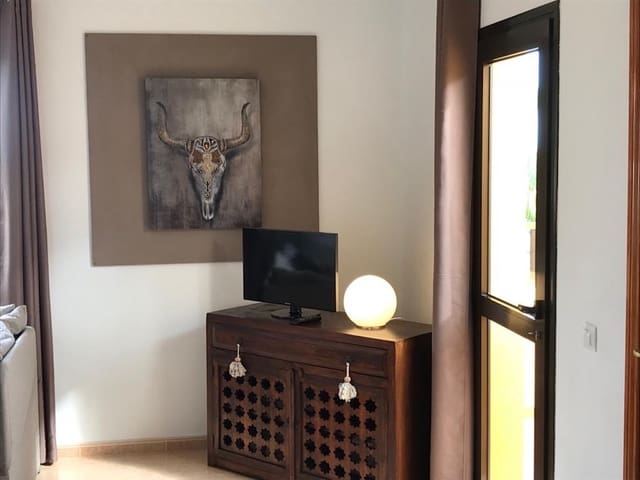 1 slaapkamer Appartement te koop in Corralejo, La Oliva met zwembad - € 210.000 (Ref: 9487924)