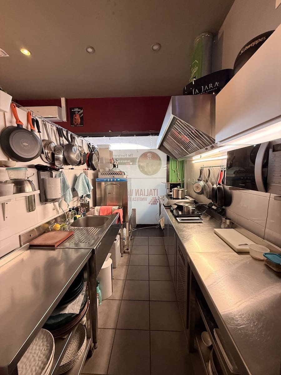 Commercial for sale in Corralejo with garage - € 165,000 (Ref: 9500707)