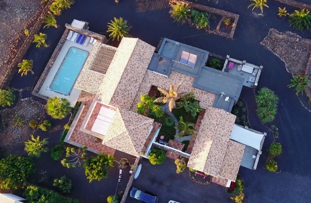 6 slaapkamer Villa te koop in Lajares, La Oliva met zwembad garage - € 2.100.000 (Ref: 9542416)