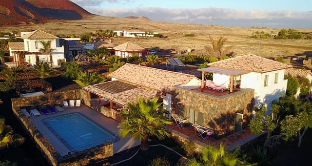 6 slaapkamer Villa te koop in Lajares, La Oliva met zwembad garage - € 2.100.000 (Ref: 9542416)