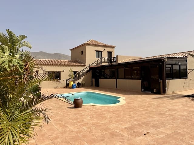 4 makuuhuone Huvila myytävänä paikassa Casillas del Angel, Puerto del Rosario mukana uima-altaan 
autotalli - 600 000 € (Ref: 9685890)