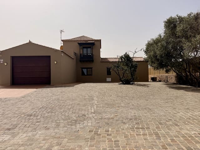 4 makuuhuone Huvila myytävänä paikassa Casillas del Angel, Puerto del Rosario mukana uima-altaan 
autotalli - 600 000 € (Ref: 9685890)