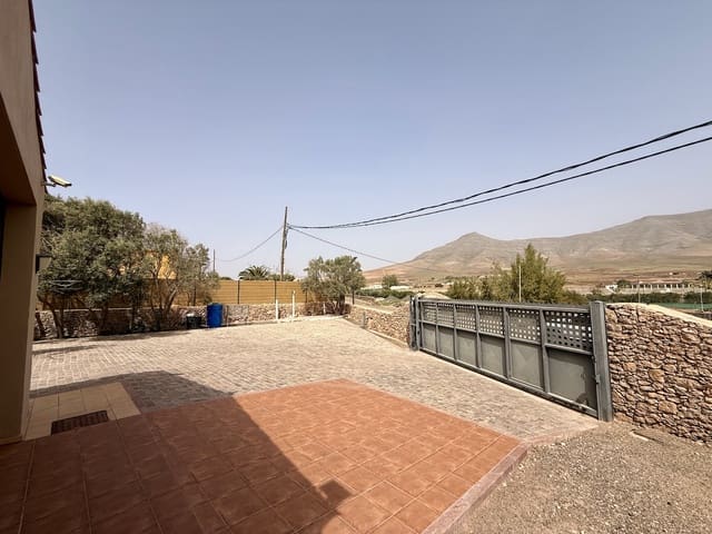 4 makuuhuone Huvila myytävänä paikassa Casillas del Angel, Puerto del Rosario mukana uima-altaan 
autotalli - 600 000 € (Ref: 9685890)