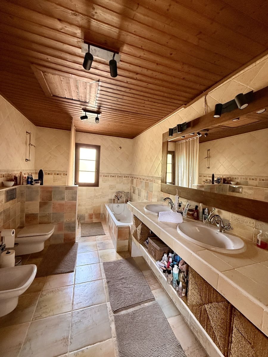 4 makuuhuone Huvila myytävänä paikassa Casillas del Angel mukana uima-altaan 
autotalli - 600 000 € (Ref: 9685890)