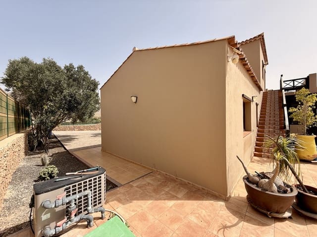 4 makuuhuone Huvila myytävänä paikassa Casillas del Angel, Puerto del Rosario mukana uima-altaan 
autotalli - 600 000 € (Ref: 9685890)