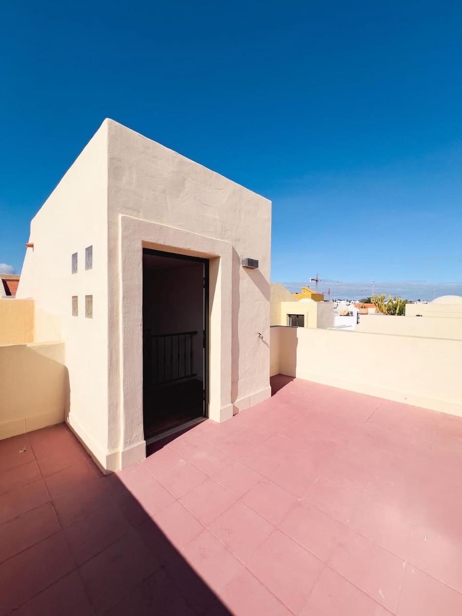 3 bedroom Villa for sale in Corralejo with garage - € 459,000 (Ref: 9789716)