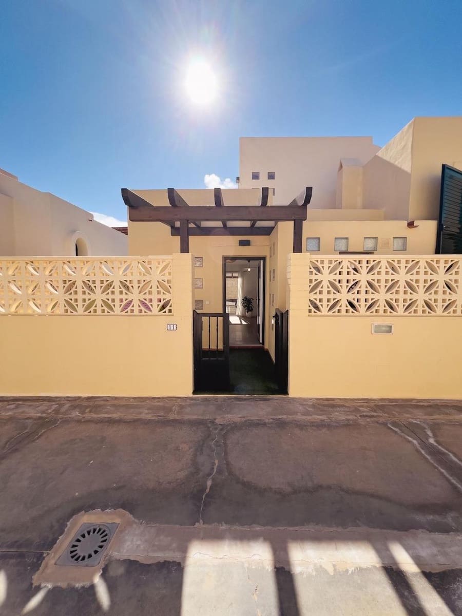 3 bedroom Villa for sale in Corralejo with garage - € 459,000 (Ref: 9789716)