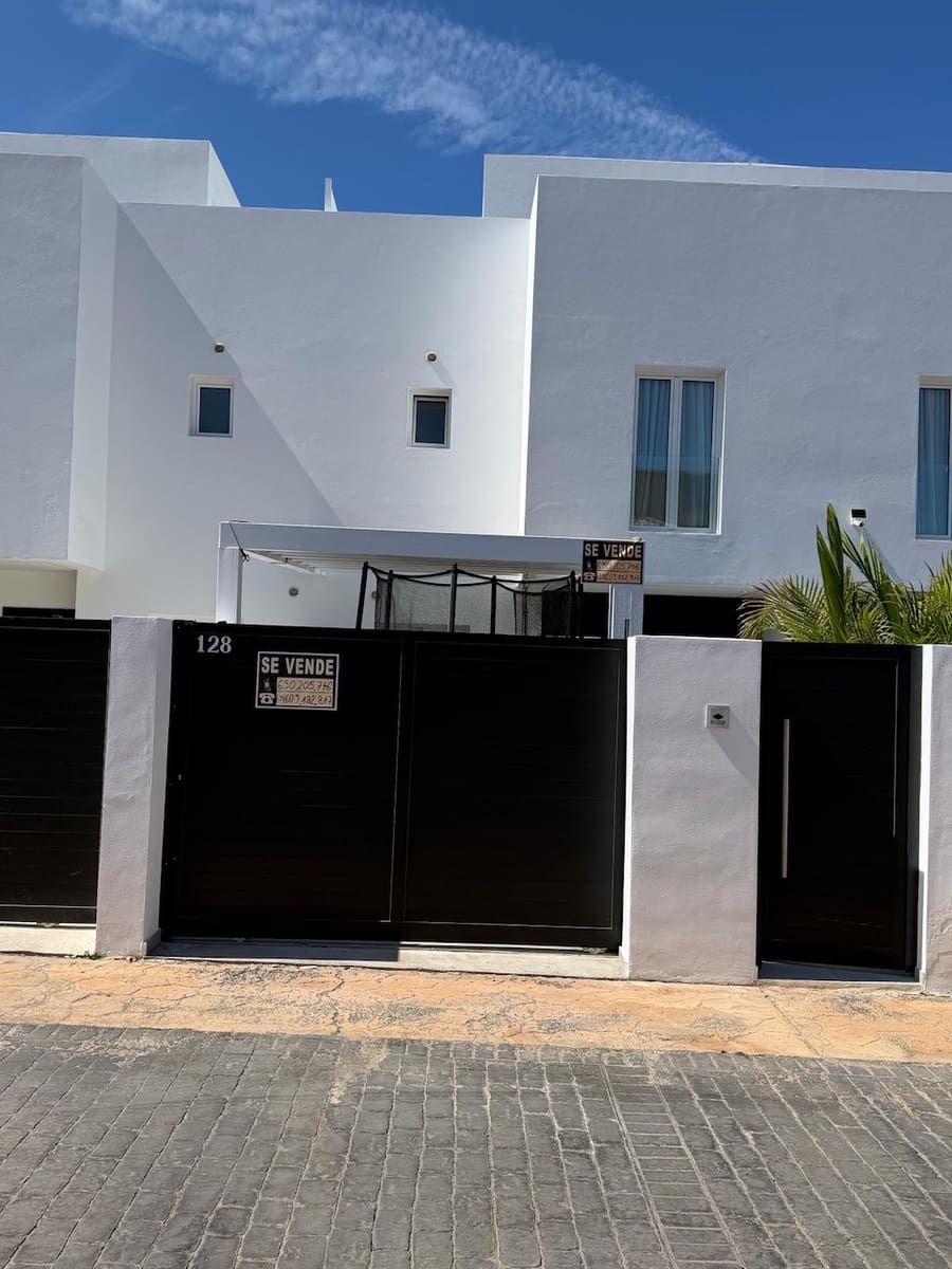 3 bedroom Apartment for sale in Corralejo with pool garage - € 449,000 (Ref: 9860896)