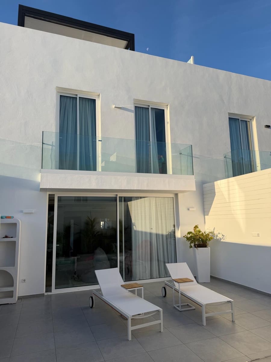 3 bedroom Apartment for sale in Corralejo with pool garage - € 449,000 (Ref: 9860896)