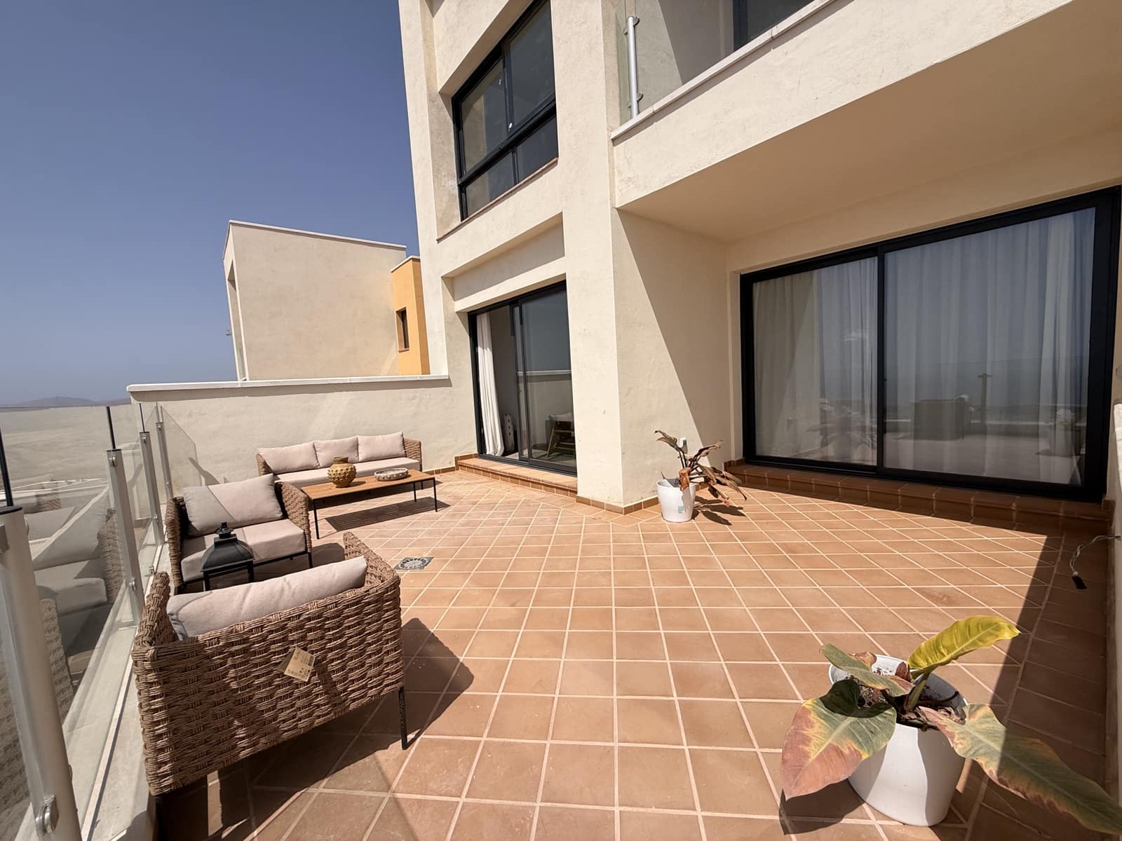 3 sypialnia Apartament na sprzedaż w Caleta de Fuste z basenem garażem - 290 000 € (Ref: 9879928)