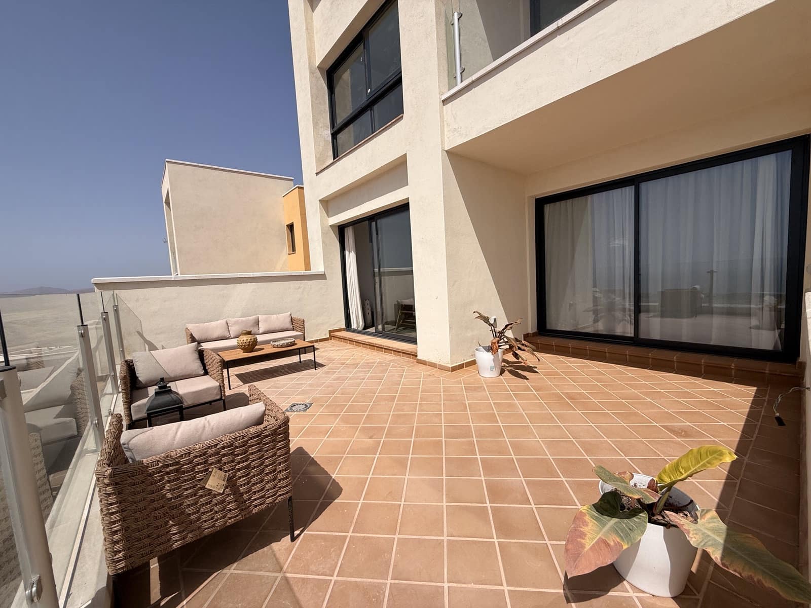 3 sypialnia Apartament na sprzedaż w Caleta de Fuste z basenem garażem - 290 000 € (Ref: 9879928)