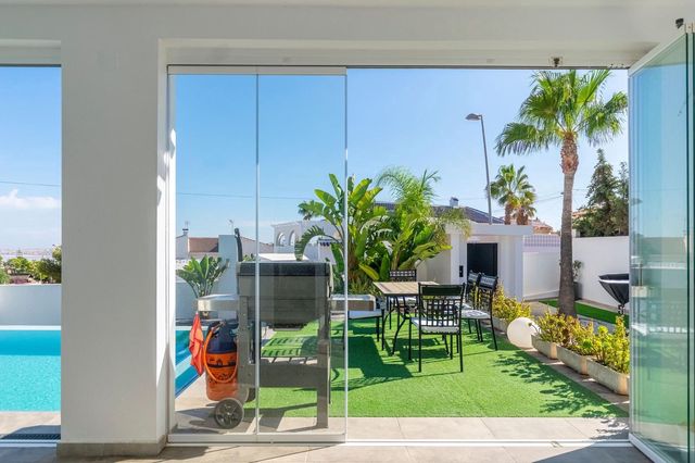 4 sovrum Villa till salu i Torrevieja med pool garage - 949 999 € (Ref: 10099154)