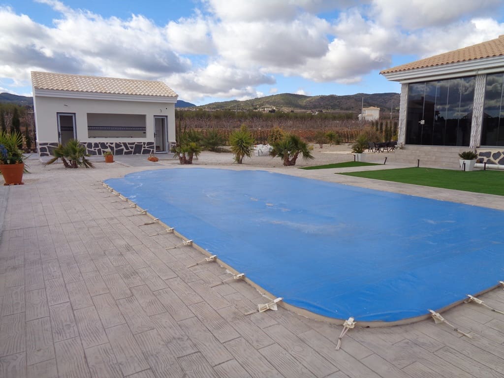 3 bedroom Villa for sale in Pinoso with pool garage - € 297,000 (Ref: 7748831)
