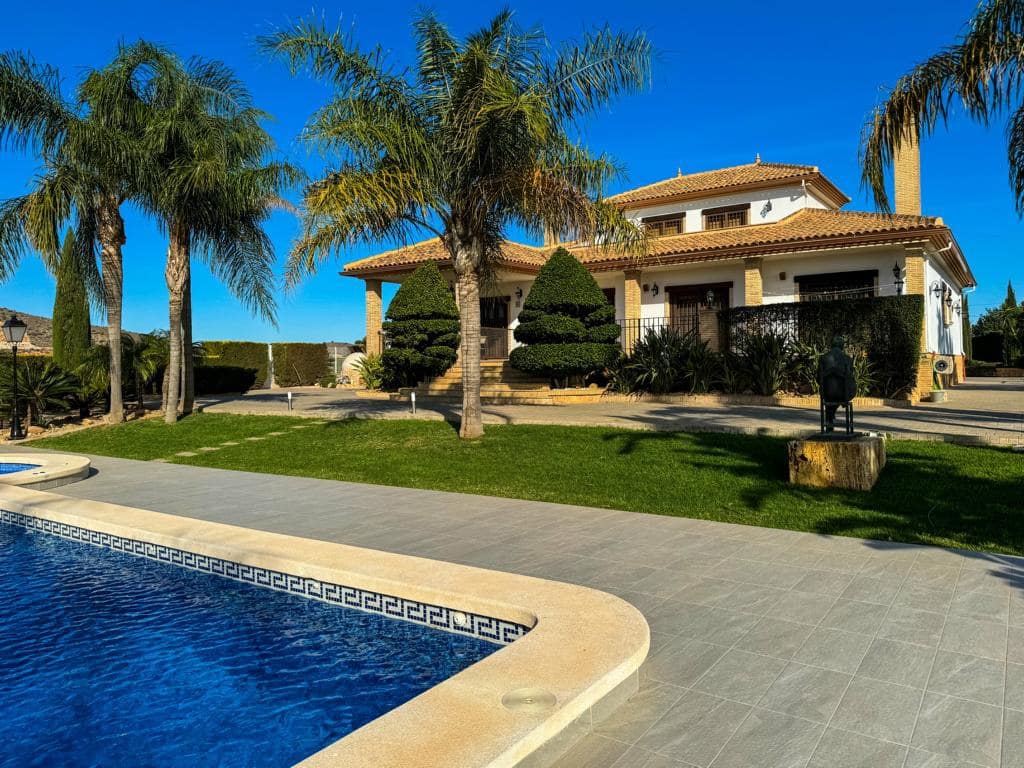 5 bedroom Villa for sale in Orihuela with pool garage - € 850,000 (Ref: 8230064)