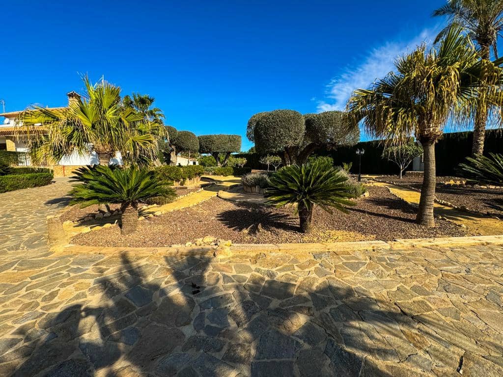 5 bedroom Villa for sale in Orihuela with pool garage - € 850,000 (Ref: 8230064)