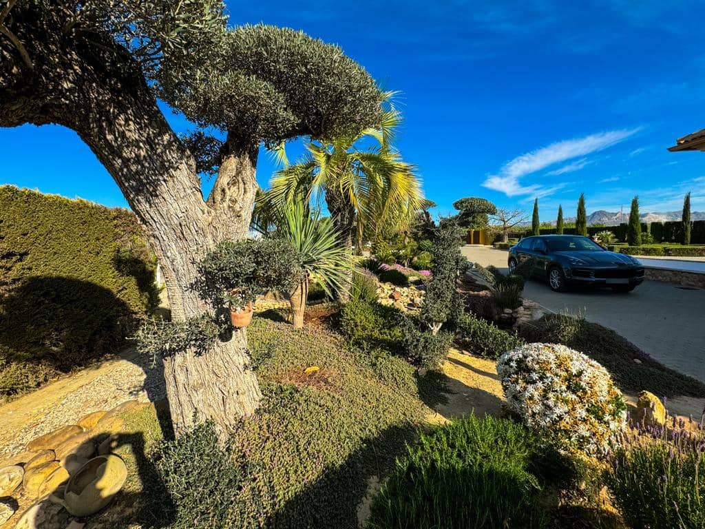 5 bedroom Villa for sale in Orihuela with pool garage - € 850,000 (Ref: 8230064)