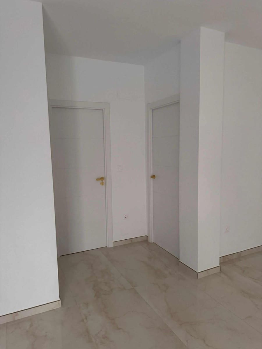 3 soverom Villa til salgs i La Romana med svømmebasseng garasje - € 270 000 (Ref: 8234198)