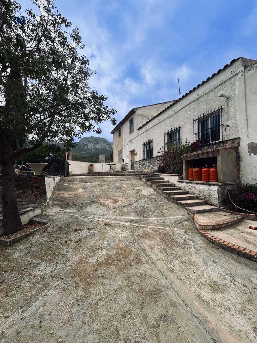 4 soverom Finca/Herregård til salgs i La Romana med svømmebasseng garasje - € 199 000 (Ref: 8335649)