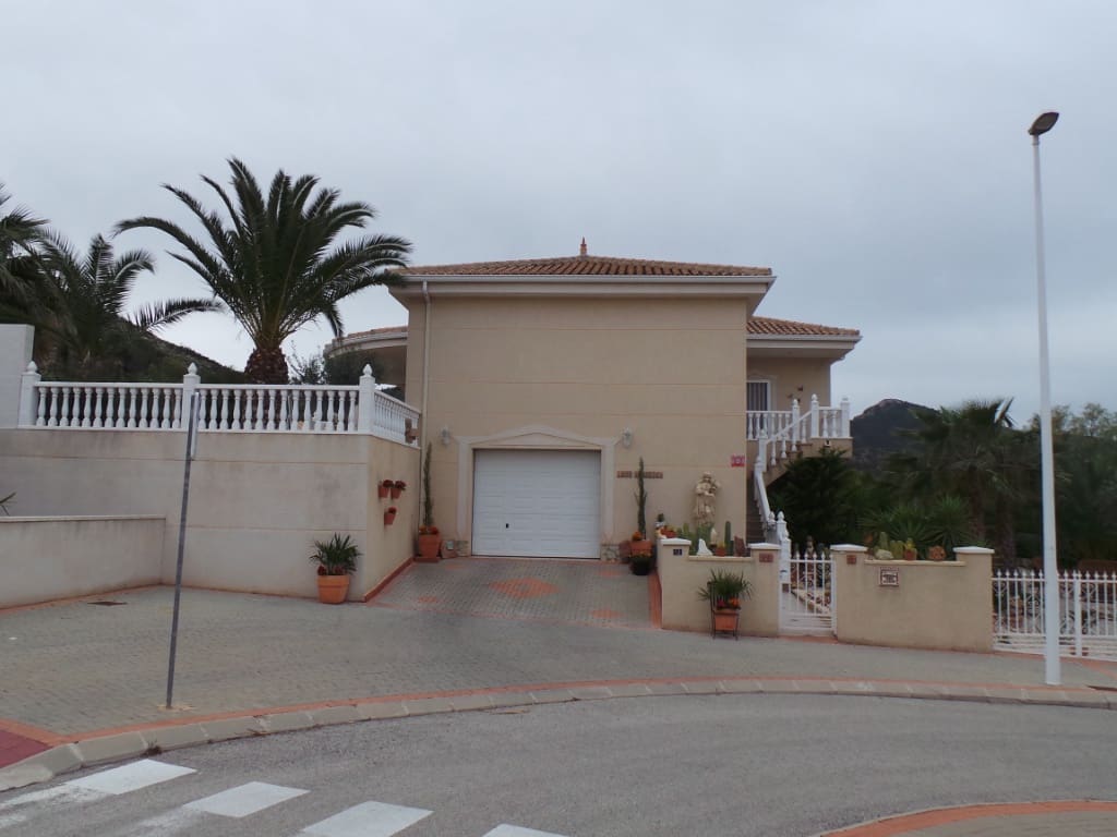 Chalet de 3 habitaciones en Hondón de las Nieves en venta con piscina garaje - 420.000 € (Ref: 9037473)