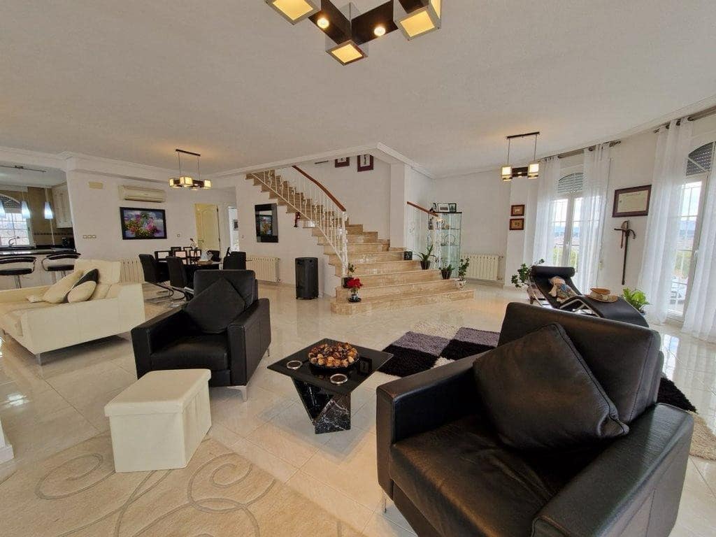 4 slaapkamer Villa te koop in Pinoso met zwembad garage - € 475.000 (Ref: 9131117)