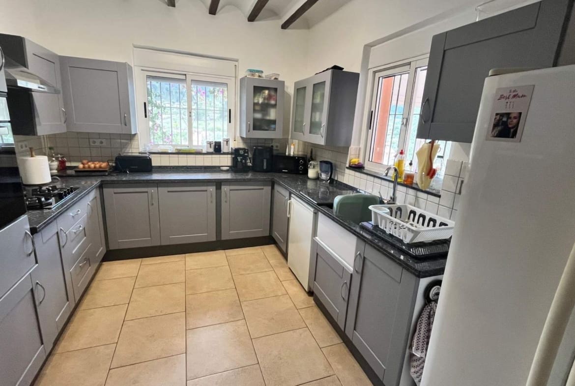 5 makuuhuone Maalaistalo myytävänä paikassa Abanilla mukana uima-altaan 
autotalli - 265 000 € (Ref: 9307074)