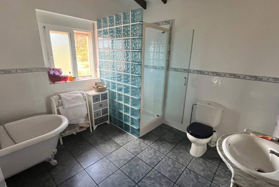 5 makuuhuone Maalaistalo myytävänä paikassa Abanilla mukana uima-altaan 
autotalli - 265 000 € (Ref: 9307074)