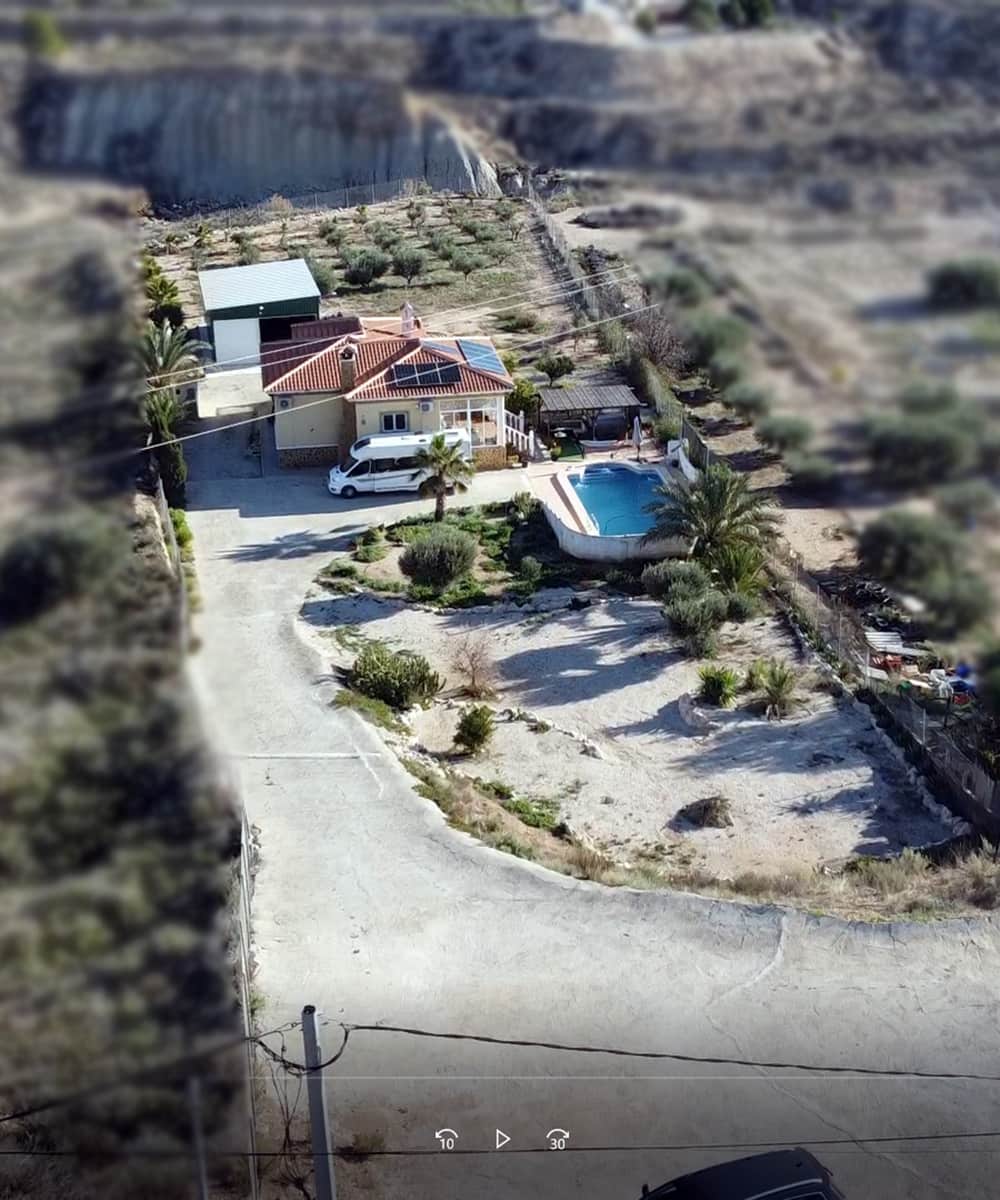 3 makuuhuone Huvila myytävänä paikassa Abanilla mukana uima-altaan 
autotalli - 349 000 € (Ref: 9498013)