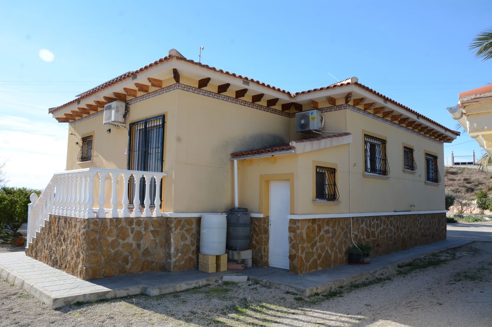 3 makuuhuone Huvila myytävänä paikassa Abanilla mukana uima-altaan 
autotalli - 349 000 € (Ref: 9498013)