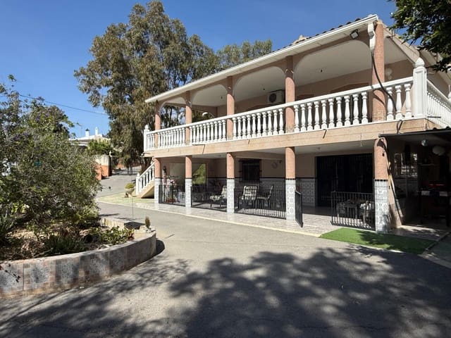 4 Zimmer Villa zu verkaufen in La Romana mit Pool Garage - 320.000 € (Ref: 9743020)