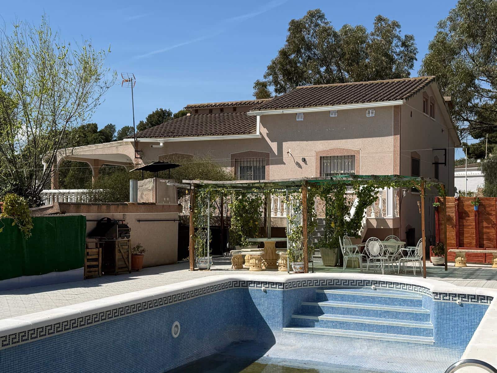 4 Zimmer Villa zu verkaufen in La Romana mit Pool Garage - 320.000 € (Ref: 9743020)