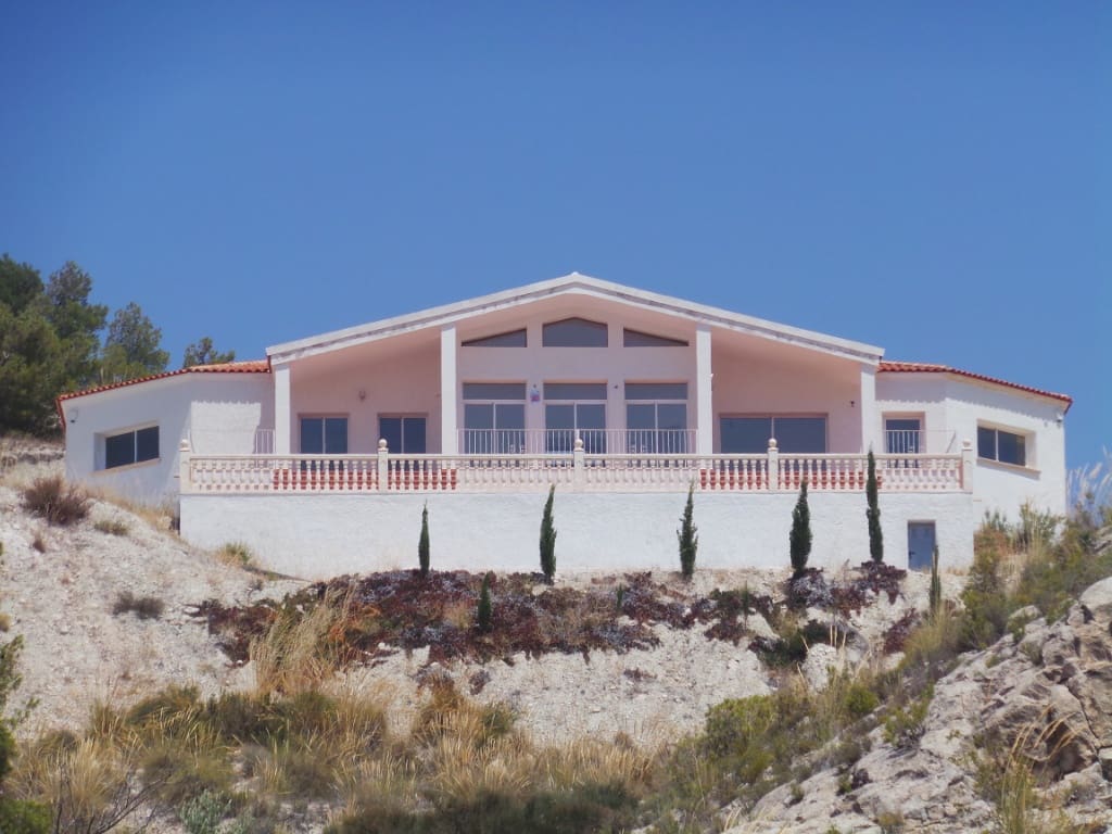 5 bedroom Villa for sale in Petrel / Petrer with pool garage - € 649,500 (Ref: 9841797)