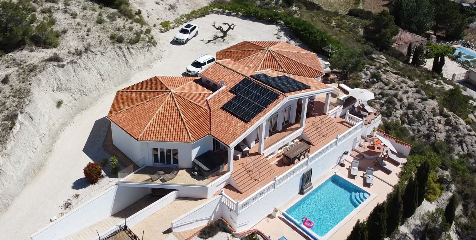 5 bedroom Villa for sale in Petrel / Petrer with pool garage - € 649,500 (Ref: 9841797)