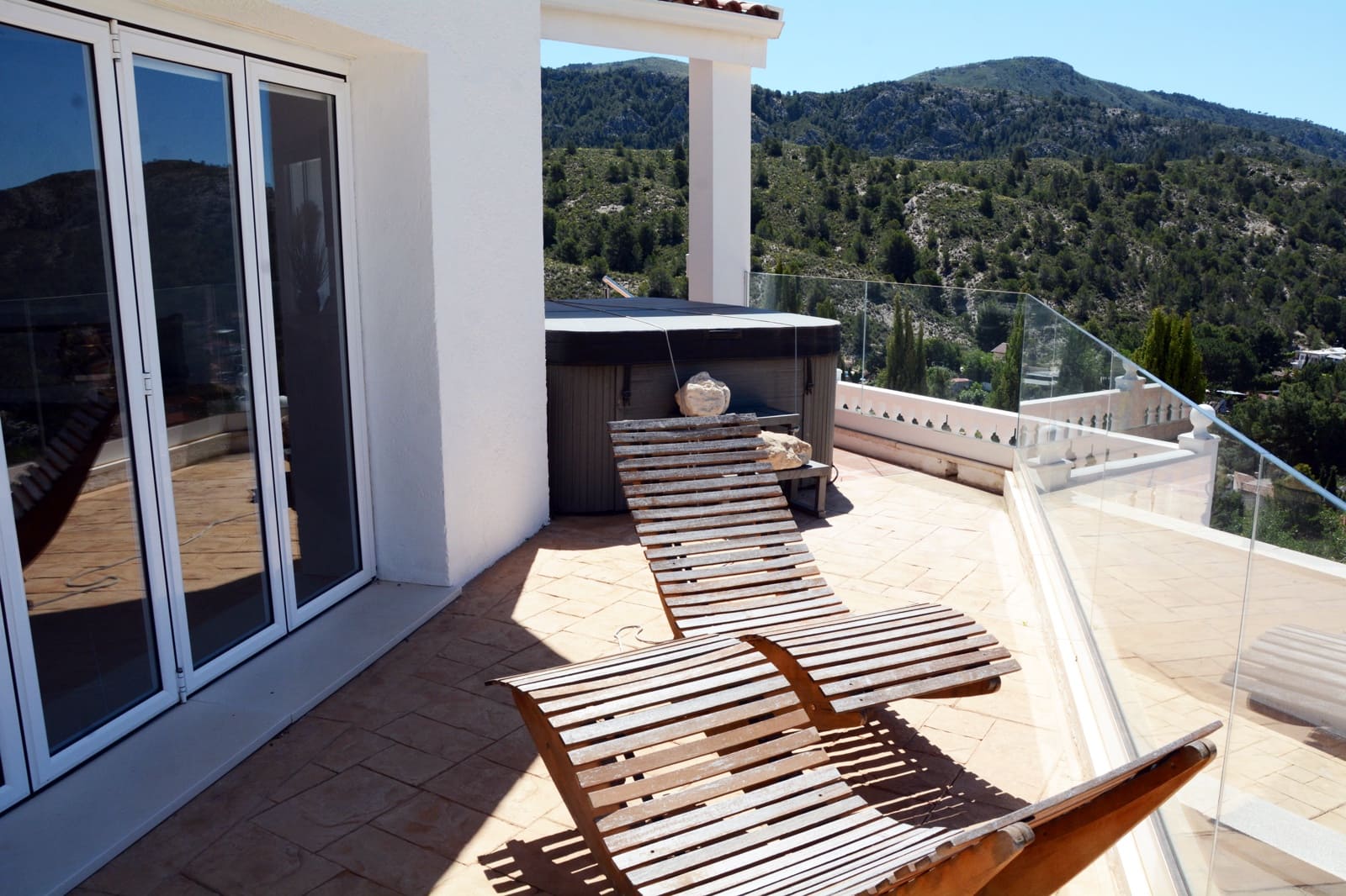 5 bedroom Villa for sale in Petrel / Petrer with pool garage - € 649,500 (Ref: 9841797)