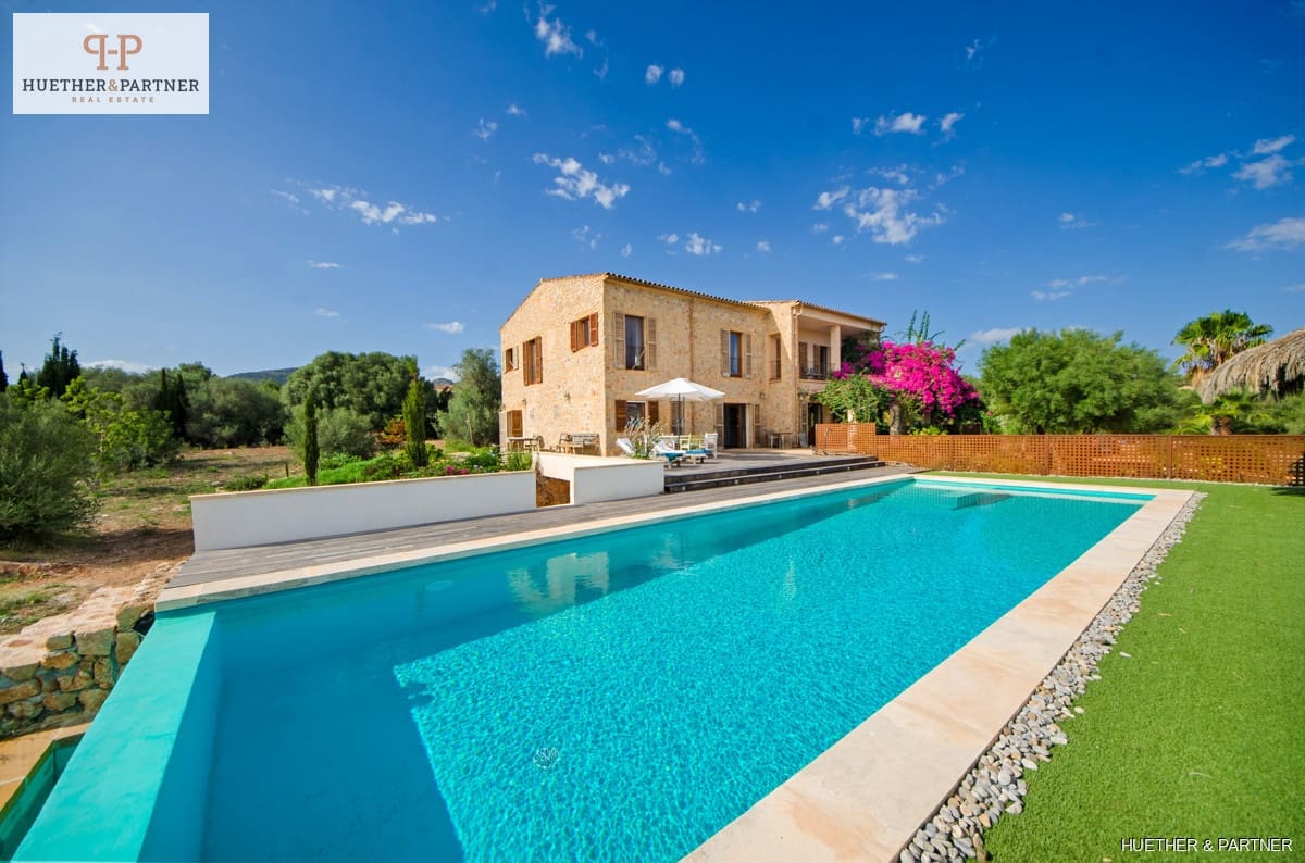 6 bedroom Finca/Country House for sale in Sant Llorenc des Cardassar - € 2,160,000 (Ref: 8495886)