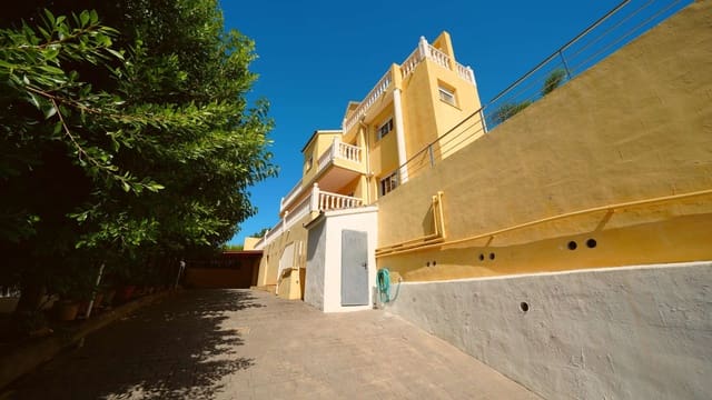 5 soveværelse Villa til salg i Orba med swimmingpool garage - € 450.000 (Ref: 10064786)