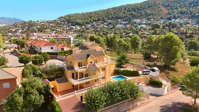 5 soveværelse Villa til salg i Orba med swimmingpool garage - € 450.000 (Ref: 10064786)