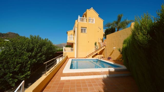 5 soveværelse Villa til salg i Orba med swimmingpool garage - € 450.000 (Ref: 10064786)