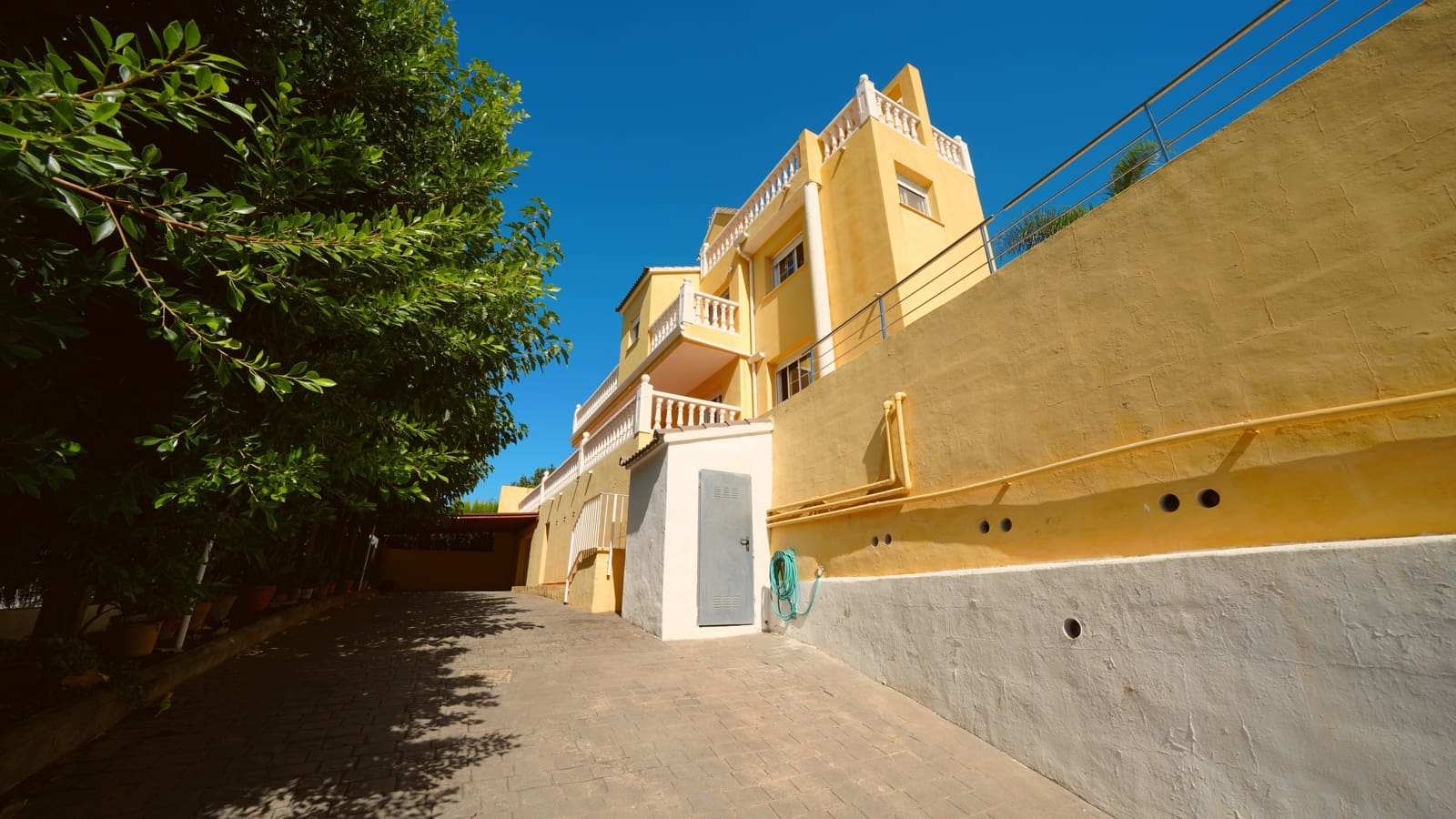 5 bedroom Villa for sale in Orba with pool garage - € 450,000 (Ref: 10064786)