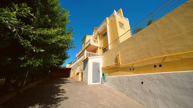 5 soveværelse Villa til salg i Orba med swimmingpool garage - € 450.000 (Ref: 10064786)