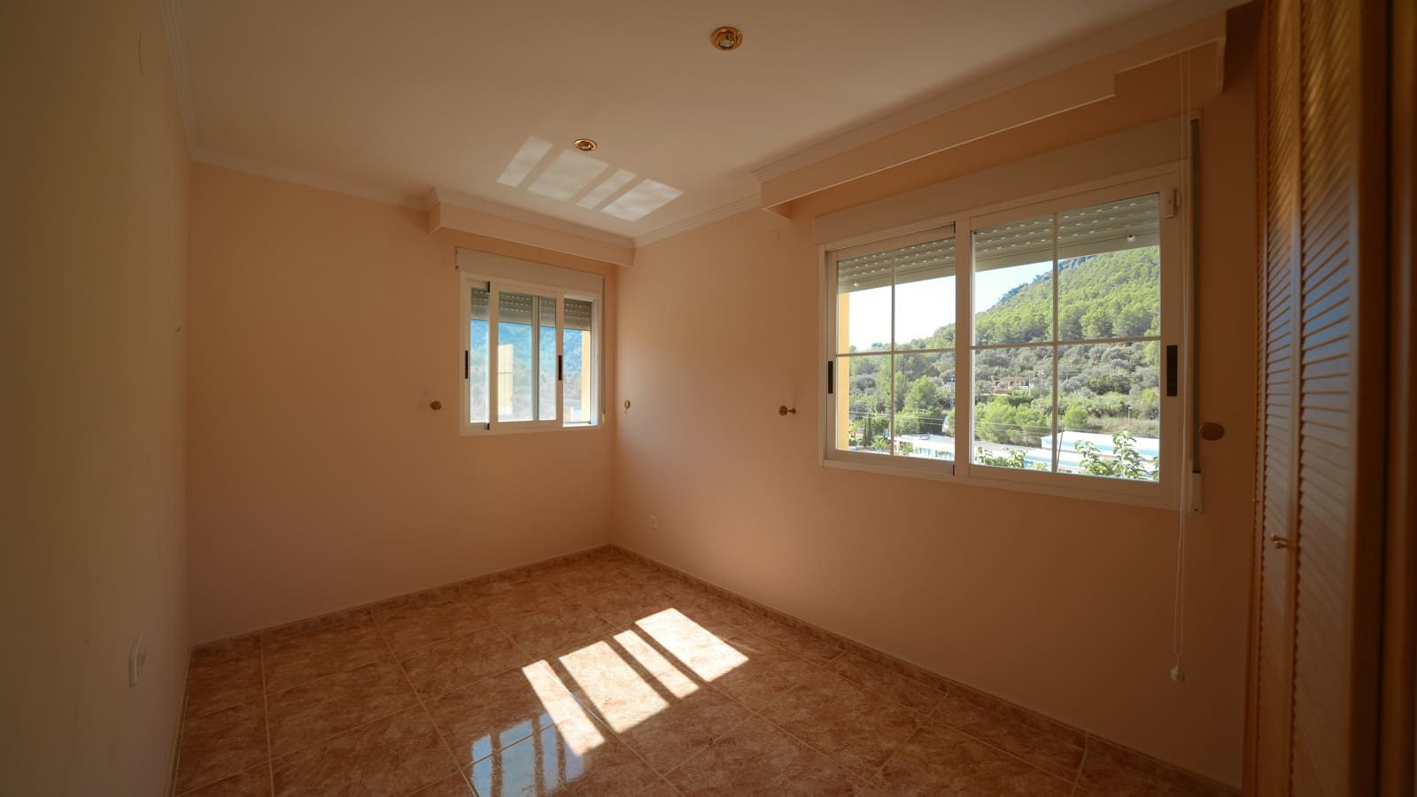 5 bedroom Villa for sale in Orba with pool garage - € 450,000 (Ref: 10064786)