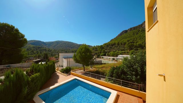 5 soveværelse Villa til salg i Orba med swimmingpool garage - € 450.000 (Ref: 10064786)