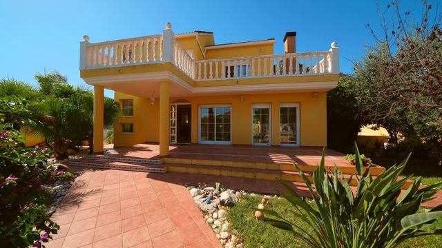 5 soveværelse Villa til salg i Orba med swimmingpool garage - € 450.000 (Ref: 10064786)