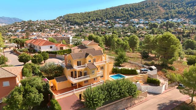 5 soveværelse Villa til salg i Orba med swimmingpool garage - € 450.000 (Ref: 10064786)