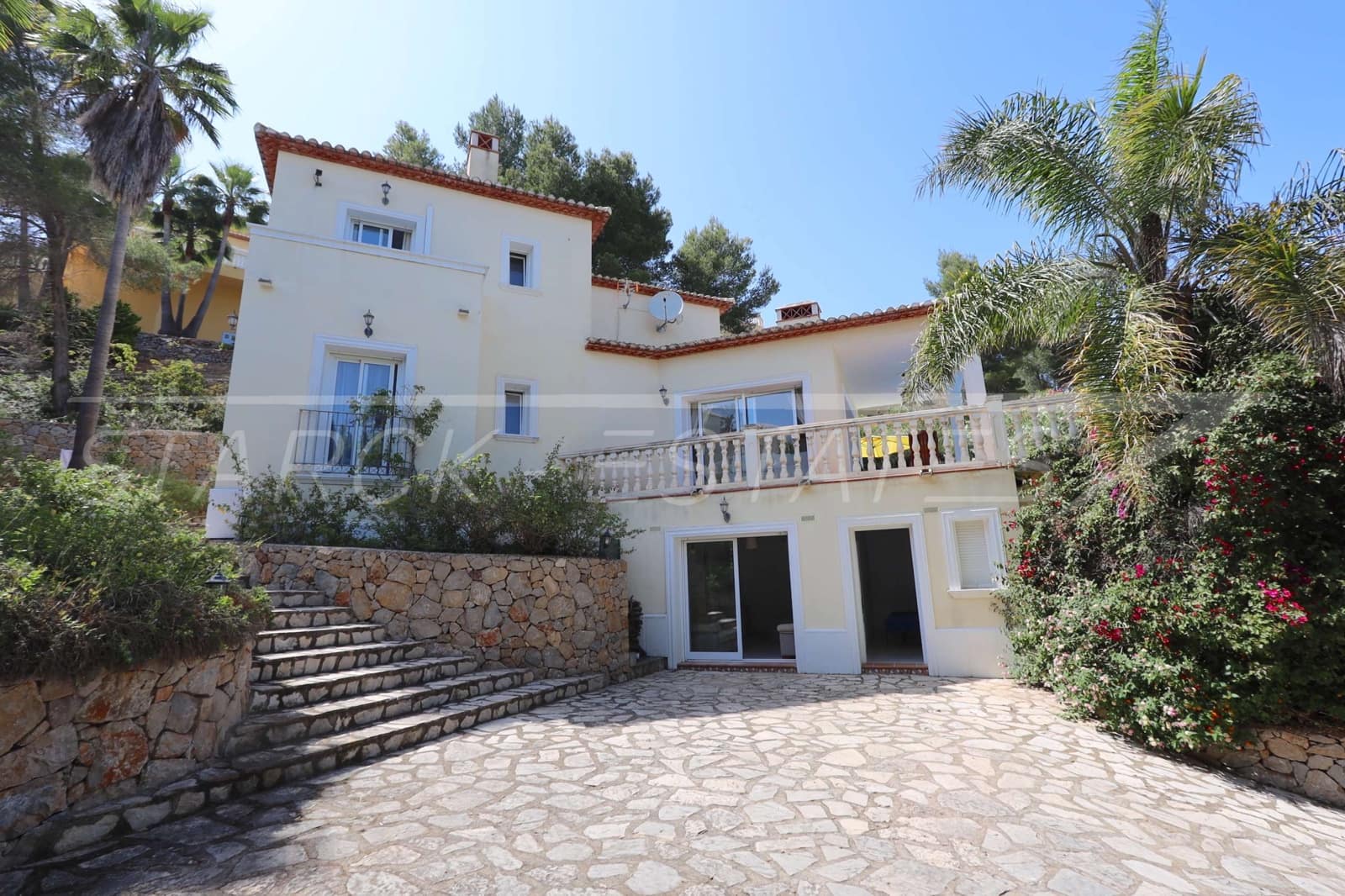 6 bedroom Villa for sale in Pedreguer with pool - € 650,000 (Ref: 6866970)